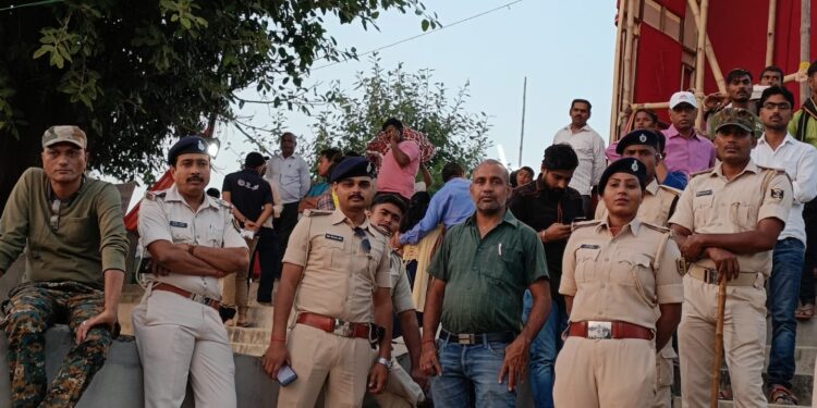 चाक-चौबंद प्रशासनिक व्यवस्था के बीच लाखों श्रद्धालुओं ने विभिन्न छठ घाटों पर सूर्यास्त के समय दिया अर्घ्य,गोगरी में चोर- उचक्कों और उपद्रवियों पर थी पुलिस की पैनी नजर