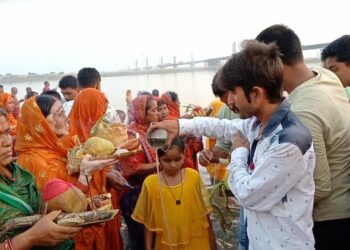 विभिन्न क्षेत्रों में डूबते सूर्यदेव की हुई अराधना, व्यापक सुरक्षा व्यवस्था के बीच विभिन्न जगहों पर आयोजित किए गए हैं सांस्कृतिक कार्य