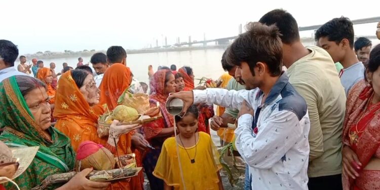 विभिन्न क्षेत्रों में डूबते सूर्यदेव की हुई अराधना, व्यापक सुरक्षा व्यवस्था के बीच विभिन्न जगहों पर आयोजित किए गए हैं सांस्कृतिक कार्य