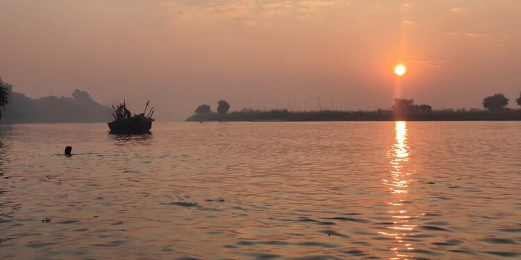 आस्था के उमड़ते जनसैलाब के बीच महापर्व छठ सम्पन्न,36घंटे का निर्जला व्रत रखकर व्रती महिलाओं ने की परिवार जनों के सुख-समृद्धि की कामना
