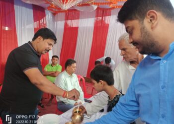 …और अर्घ्य देने के लिए श्रद्धालुओं के बीच पूर्व नगर सभापति मनोहर यादव ने किया दूध का वितरण, उदयीमान भगवान भास्कर को अर्घ्य देने के साथ महा पर्व छठ सम्पन्न