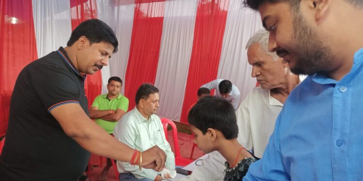 …और अर्घ्य देने के लिए श्रद्धालुओं के बीच पूर्व नगर सभापति मनोहर यादव ने किया दूध का वितरण, उदयीमान भगवान भास्कर को अर्घ्य देने के साथ महा पर्व छठ सम्पन्न