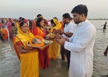 पूर्व विधायक ने डूबते व उगते हुए सूर्य को अघर्य देने के साथ किया व्रत सम्पन्न, कहा-इस पर्व में दूर-दूर तक नहीं दिखाई देती अंधविश्वास की झलक