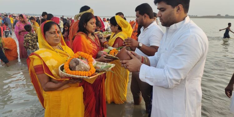 पूर्व विधायक ने डूबते व उगते हुए सूर्य को अघर्य देने के साथ किया व्रत सम्पन्न, कहा-इस पर्व में दूर-दूर तक नहीं दिखाई देती अंधविश्वास की झलक