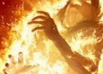 शराब के नशे में सनकी पिता ने चार साल की मासूम बेटी को घर में बंद कर जिंदा जलाया,हालत नाजुक