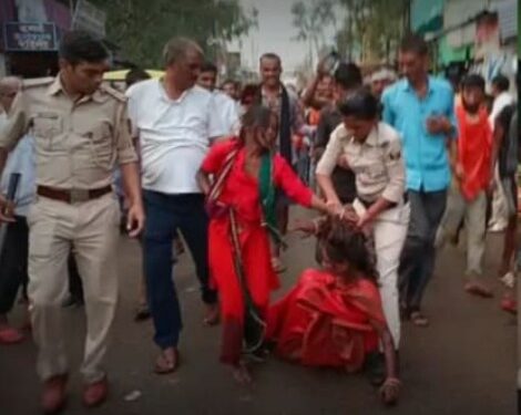 ..और महिला पुलिस ने वर्दी की गरिमा को किया तार-तार,बाल पकड़कर महिलाओं को घसीटते हुए लाई थाने,वायरल हुआ वीडियो