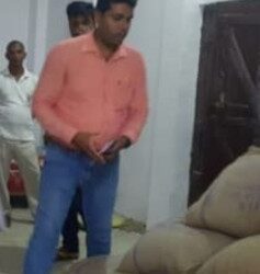 चिरैया के भाजपा एमएलए प्रतिनिधि चोरी के एमडीएम का चावल सहित धराए,घर से बरामद हुआ एमडीएम का चावल,लोगो ने कहा-बच्चों का निवाला गटकने से भी बाज नहीं आ रहे जनप्रतिनिधि