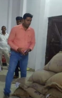 चिरैया के भाजपा एमएलए प्रतिनिधि चोरी के एमडीएम का चावल सहित धराए,घर से बरामद हुआ एमडीएम का चावल,लोगो ने कहा-बच्चों का निवाला गटकने से भी बाज नहीं आ रहे जनप्रतिनिधि