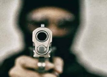 शराब को लेकर पूर्व मुखिया और वर्तमान मुखिया के परिजन एक दूसरे से भिड़े,गोलीबारी में पूर्व मुखिया पुत्र की दर्दनाक मौत,इलाके में तनाव व्याप्त