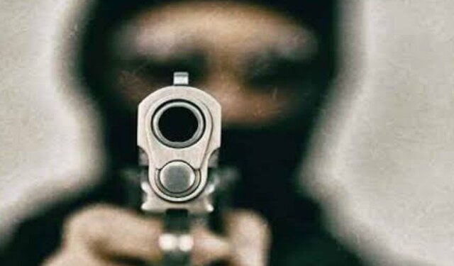 शराब को लेकर पूर्व मुखिया और वर्तमान मुखिया के परिजन एक दूसरे से भिड़े,गोलीबारी में पूर्व मुखिया पुत्र की दर्दनाक मौत,इलाके में तनाव व्याप्त