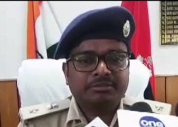 अपनी माँ को दस साल पहले भगाकर शादी कर लेने से आक्रोशित युवक ने भगाने वाले शख्स के घर में घुसकर चार को मार दी गोली, हथियार सहित युवक गिरफ्तार, एसपी ने किया खुलासा