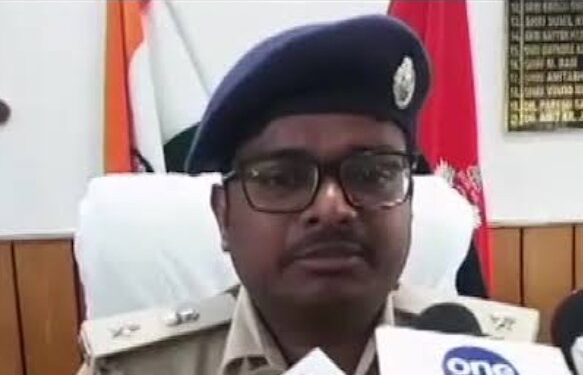 अपनी माँ को दस साल पहले भगाकर शादी कर लेने से आक्रोशित युवक ने भगाने वाले शख्स के घर में घुसकर चार को मार दी गोली, हथियार सहित युवक गिरफ्तार, एसपी ने किया खुलासा