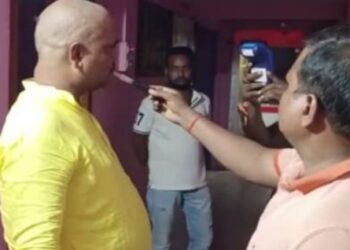 थाने से महज सौ मीटर की दूरी स्थित होटल में शराबबंदी कानून की धज्जियां उड़ाते राजद नेता सहित दो गिरफ्तार,एक शराबी मौका ताड़कर हुआ फरार,एएसआई निलंबित, नेताजी के होटल में चल रही थी शराब पार्टी