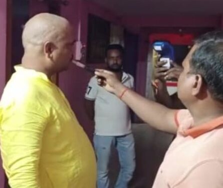 थाने से महज सौ मीटर की दूरी स्थित होटल में शराबबंदी कानून की धज्जियां उड़ाते राजद नेता सहित दो गिरफ्तार,एक शराबी मौका ताड़कर हुआ फरार,एएसआई निलंबित, नेताजी के होटल में चल रही थी शराब पार्टी