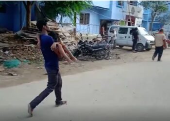 …और सामने आया अस्पताल प्रबंधक का अमानवीय चेहरा, मासूम पुत्री का शव गोद में लेकर भटकता रहा बेबस पिता,एंबुलेंस देने से किया इंकार