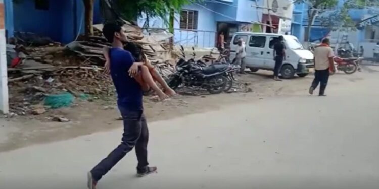 …और सामने आया अस्पताल प्रबंधक का अमानवीय चेहरा, मासूम पुत्री का शव गोद में लेकर भटकता रहा बेबस पिता,एंबुलेंस देने से किया इंकार