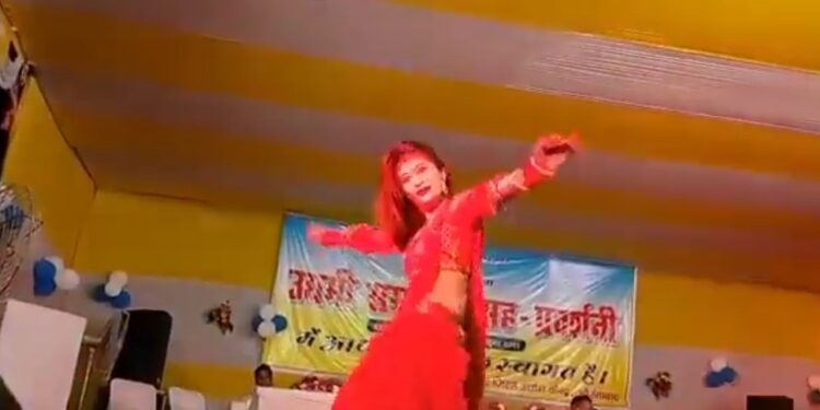 तीन दिनों तक चलने वाले उद्योग मेला में कई वरीय अधिकारी और सुरक्षा कर्मियों ने अश्लील गानों पर बार बालाओं के डांस से आंखों को खूब दिया सुकून, बिहार सरकार के उद्योग मंत्री ने किया था उद्घाटन