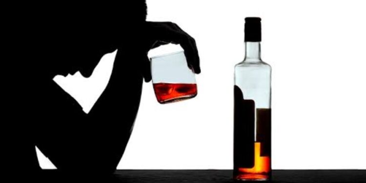 शराब के नशे में चूर शराबी परिजनों के साथ कर रहा था मारपीट,मौके पर पहुंची पुलिस को भी गालियां से धोया,गया जेल