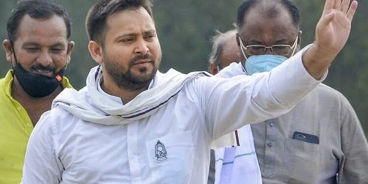 सीबीआई द्वारा IRCTC घोटाला मामले में जमानत रद्द करने की अर्जी लगाए जाने के बाद से डिप्टी सीएम तेजस्वी यादव की बढ़ गई मुश्किलें,स्पेशल जज गीतांजलि गोयल द्वारा नोटिस जारी किए जाने के आलोक में तेजस्वी का सीबीआई कोर्ट में पेश होना तय