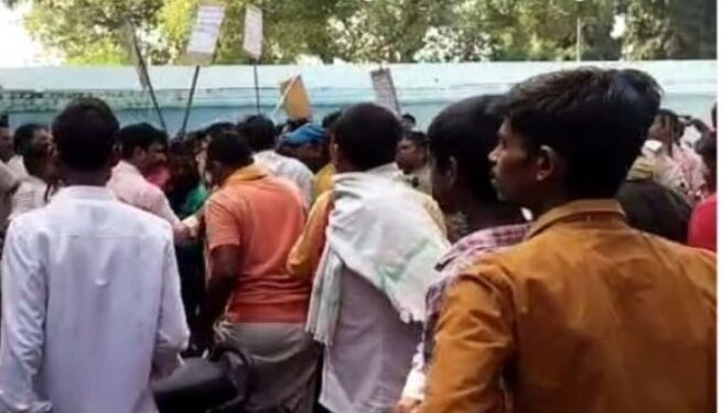 एक मुकदमे के मामले को ले हंगामा कर रहे लोगों ने चौथम सीओ को पीटा, कपड़े भी फाड़ डाले MP-MLA के सामने हुई घटना