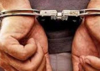 बेलदौर में किसी अपराध को अंजाम देने से पहले दो बदमाश देसी कट्टा और जिंदा कारतूस के साथ चढ़ा पुलिस के हत्थे