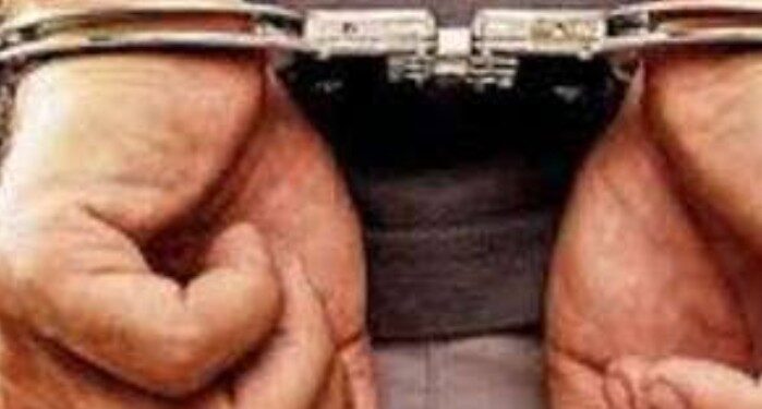 बेलदौर में किसी अपराध को अंजाम देने से पहले दो बदमाश देसी कट्टा और जिंदा कारतूस के साथ चढ़ा पुलिस के हत्थे