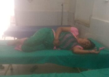 आंगन में रातोंरात पीलर गाड़ने का महिला ने किया विरोध,तो दबंग पड़ोसी ने बरपाया कहर