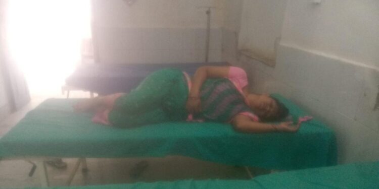 आंगन में रातोंरात पीलर गाड़ने का महिला ने किया विरोध,तो दबंग पड़ोसी ने बरपाया कहर