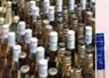 घर और बथान को बना रखा था शराब छुपाने का ठिकाना,भारी मात्रा में शराब बरामद कर पुलिस कर रही कारोबारी की तलाश