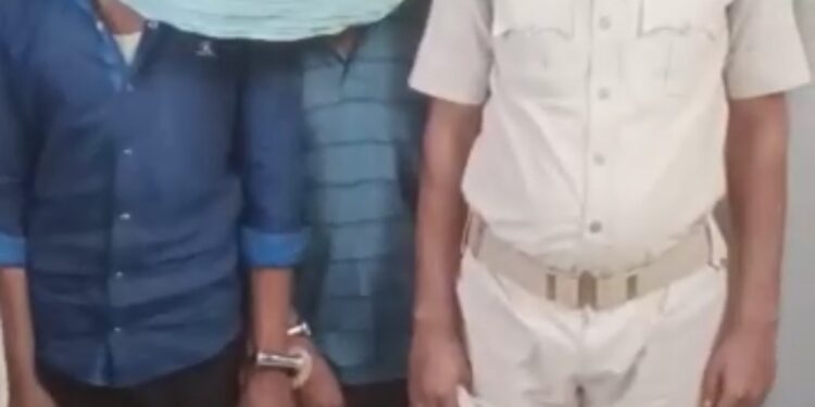 दो हथियार तस्कर पिस्टल और जिंदा कारतूस के साथ खगड़िया जंक्शन से गिरफ्तार,राज्यरानी एक्सप्रेस में सफर कर रहे कुणाल को करनी थी डिलिवरी