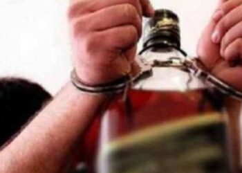 एक शराब कारोबारी शराब के साथ धराया,तो एक हो गया फरार,उत्पात मचा रहा पांच शराबी भी चढ़ा पुलिस के हत्थे