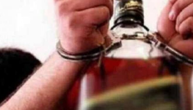 एक शराब कारोबारी शराब के साथ धराया,तो एक हो गया फरार,उत्पात मचा रहा पांच शराबी भी चढ़ा पुलिस के हत्थे