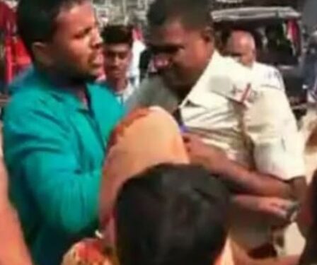 सड़क पर खड़ी ऑटो को हटाना दारोगा को पड़ा मंहगा,ऑटो चालक सहित स्थानीय लोगों ने कर दी जमकर धुनाई,अस्पताल में भर्ती हैं दारोगा