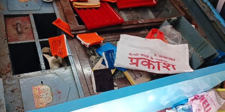 दो ज्वेलरी की दुकानों से लगभग 28 लाख के जेवरात को चोरों ने उड़ाया, एक ही रात दो दुकानों में चोरी की घटना को अंजाम देने के बाद सीसीटीवी को तोड़ा,पड़ताल में जुटी पुलिस