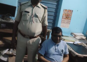 …और लाठीबाज बीडीओ के प्रखंड में चिकित्सा प्रभारी डॉक्टर राजीव रंजन निकले दारुबाज,पुलिस ने शराब के नशे में चूर डॉ को किया गिरफ्तार