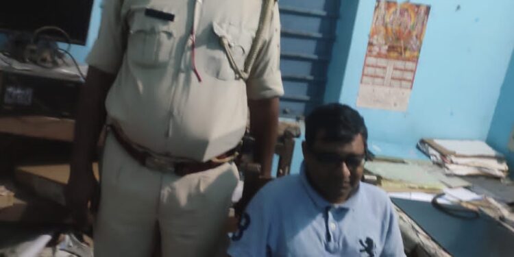 …और लाठीबाज बीडीओ के प्रखंड में चिकित्सा प्रभारी डॉक्टर राजीव रंजन निकले दारुबाज,पुलिस ने शराब के नशे में चूर डॉ को किया गिरफ्तार