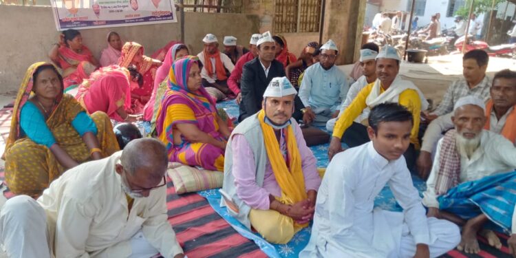 पुलिसिया जुल्म के विरुद्ध आप कार्यकर्ताओं का फूटा गुस्सा,एक दिवसीय धरना देकर कहा-दोषी पुलिसकर्मियों के विरुद्ध नहीं हुई कार्रवाई,तो होगा उग्र आंदोलन