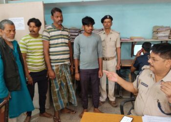 नशे के कारोबारी को भीड़ ने पुलिस पर हमला कर छुड़ाया, 160 पीस कोडीनयुक्त कफ सीरप बरामद,पुलिस पर हमला मामले में चार गिरफ्तार