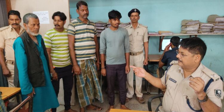 नशे के कारोबारी को भीड़ ने पुलिस पर हमला कर छुड़ाया, 160 पीस कोडीनयुक्त कफ सीरप बरामद,पुलिस पर हमला मामले में चार गिरफ्तार