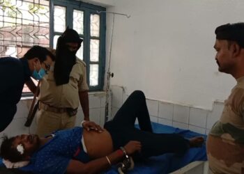 वाहन सवार महिला के साथ छिनतई करते भागलपुर के युवक को भीड़ ने दबोचा,जमकर हो रही पिटाई के बीच पहुंची पुलिस ने कब्जे में ले सीएचसी पहुंचाया