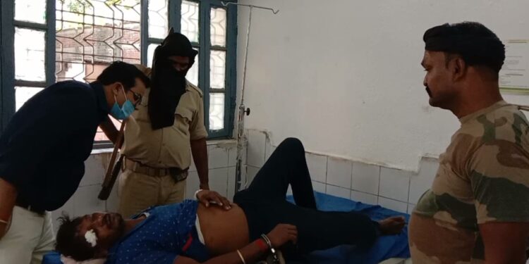 वाहन सवार महिला के साथ छिनतई करते भागलपुर के युवक को भीड़ ने दबोचा,जमकर हो रही पिटाई के बीच पहुंची पुलिस ने कब्जे में ले सीएचसी पहुंचाया