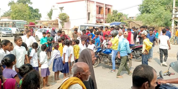 क्या बच्चों ने कुछ शिक्षकों के बहकावे में आकर किया एनएच-107जाम!छात्र-छात्राओं ने कहा-स्कूल में समस्याएं हैं अनेक,अक्टूबर से ही एमडीएम है बंद