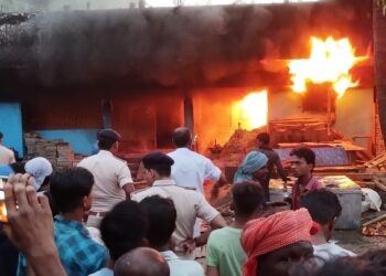 गैस सिलिंडर फटने से लगी आग,पूरा घर जलकर हो गया राख