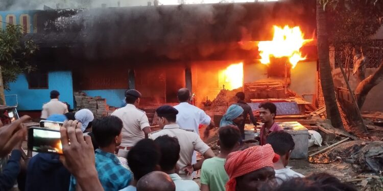 गैस सिलिंडर फटने से लगी आग,पूरा घर जलकर हो गया राख