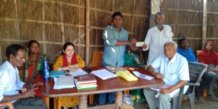 रामपुर में आयोजित जनता दरबार में दो मामले का हुआ निष्पादन,सरपंच नूर आलम द्वारा फैसले सुनाए जाने के बाद लड़की पक्ष को वापस किए गए 15हजार रुपये