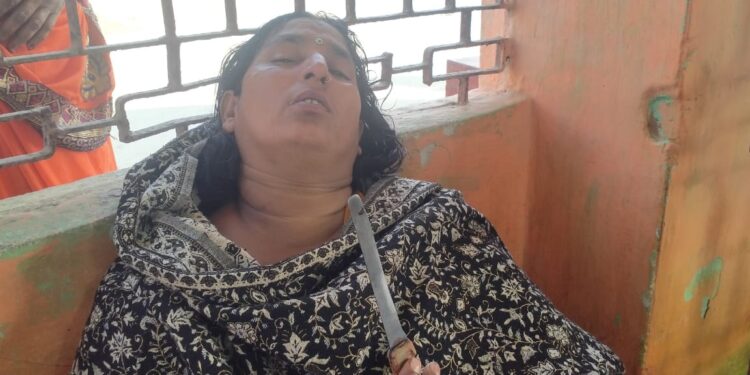 पड़ोसी के घर घुसकर महिला पर धारदार चाकू से वार कर मौत के घाट उतारने की कोशिश विफल,सनकी युवक के कारनामे की खूब हो रही चर्चा