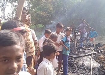 व्यस्क लोग गए थे खेत और घर में सोए थे छोटे-छोटे बच्चे,तभी लग गई आग,दो परिवार के आशियाने हो गए खाक, ग्रामीणों के सहयोग से बची बच्चों की जान