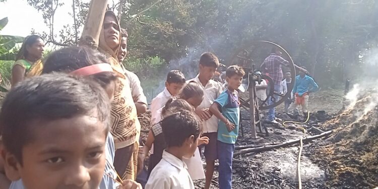 व्यस्क लोग गए थे खेत और घर में सोए थे छोटे-छोटे बच्चे,तभी लग गई आग,दो परिवार के आशियाने हो गए खाक, ग्रामीणों के सहयोग से बची बच्चों की जान