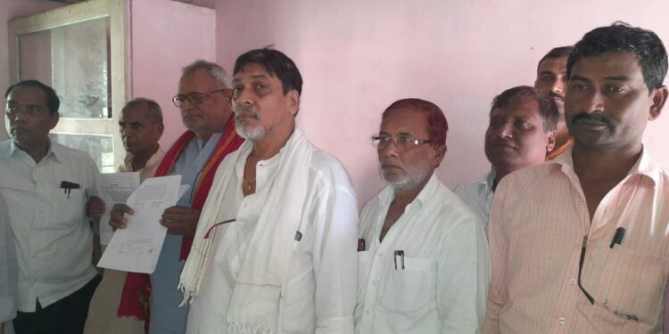 खगड़िया के निबंधन पदाधिकारी आखिर क्यों कर कर रहे कातिवों को परेशान!आक्रोशित कातिवों ने आर-पार की लड़ाई का कर दिया ऐलान