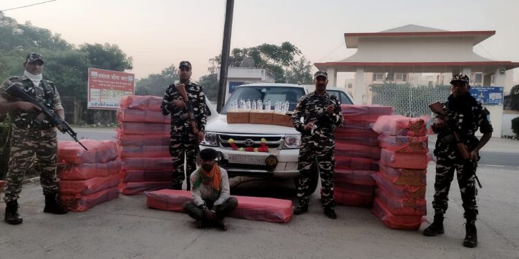 नेपाल से तस्करी कर लाया जा रही थी 27 सौ बोतल शराब, एसएसबी की स्पेशल टीम ने माल वाहक टाटा सफारी गाड़ी के साथ एक को किया गिरफ्तार